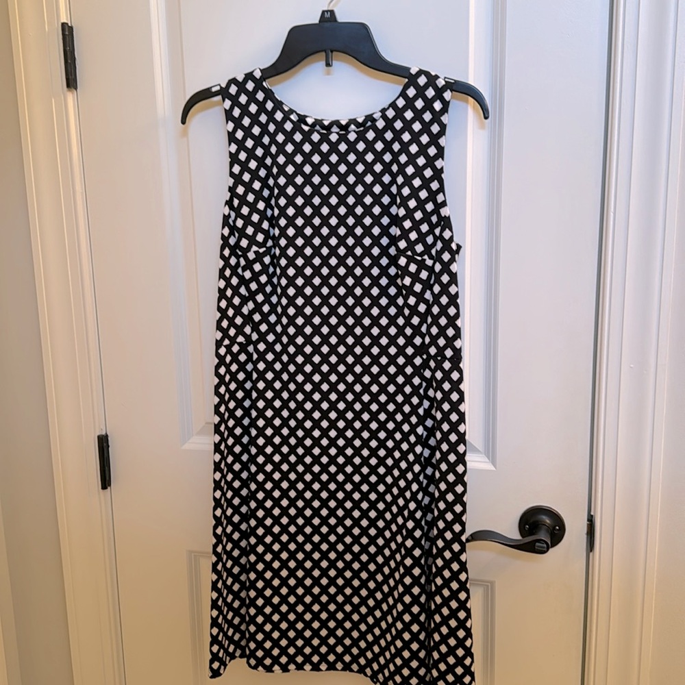 Black‎ and white diamond dress